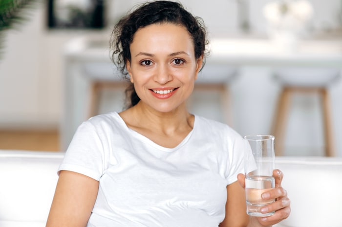 femme santé eau équilibre métisse boire