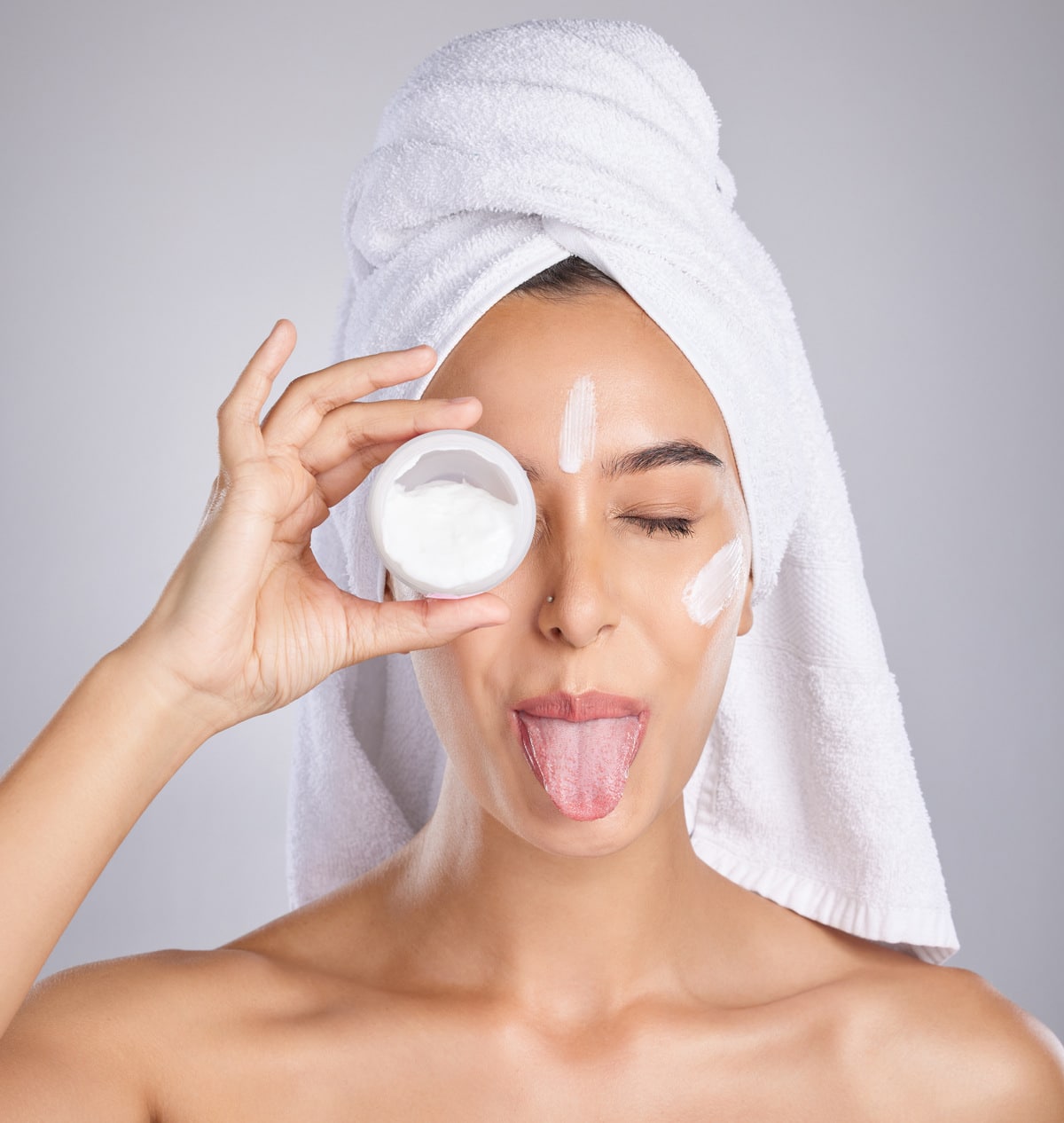 crème de soin visage pour femme tirant la langue serviette tete