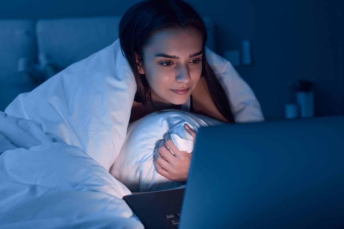 adolescente regardant meilleur film pour ado sur son lit la nuit