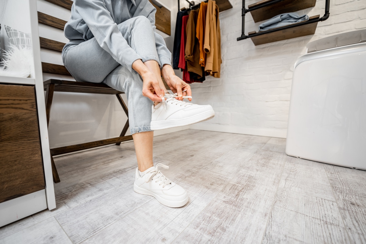 femme portant des baskets blanches à l'intérieur