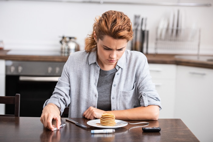 femme diabétique regardant des crêpes sucrées