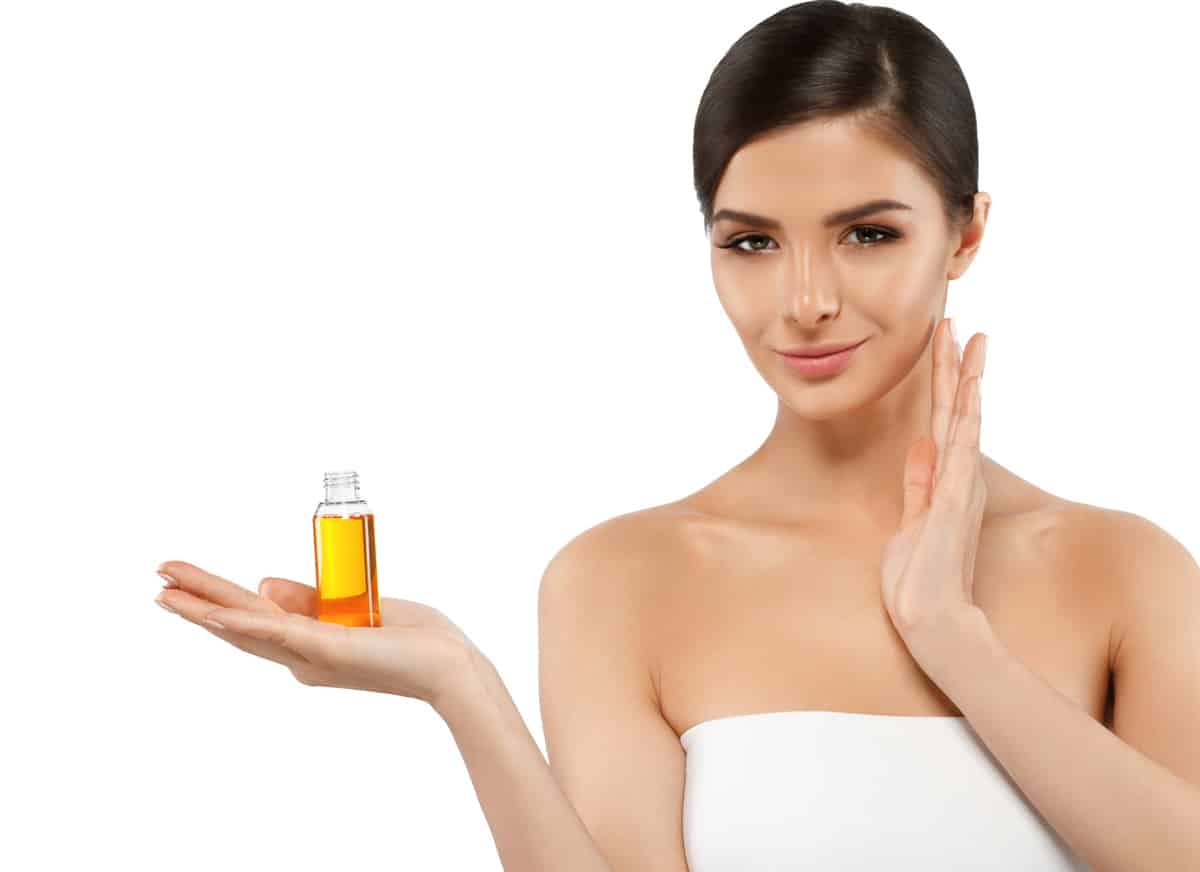 femme avec concept de soins de la peau de beauté cosmétique à l'huile. jeune femme