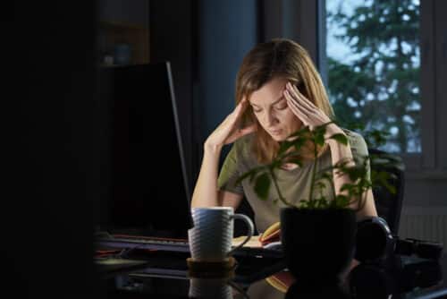 femme travaillant tard à distance à la maison couche-tard