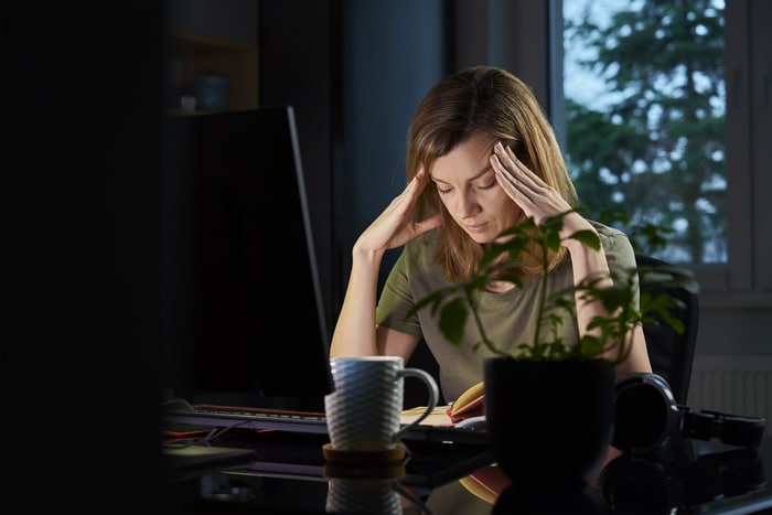 femme travaillant tard à distance à la maison couche-tard