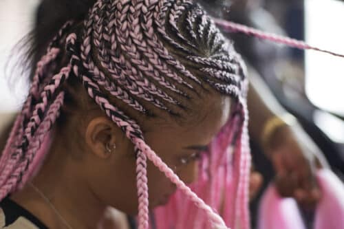 jeune femme aux tresses roses, gros plan. Tendances tresses africaines
