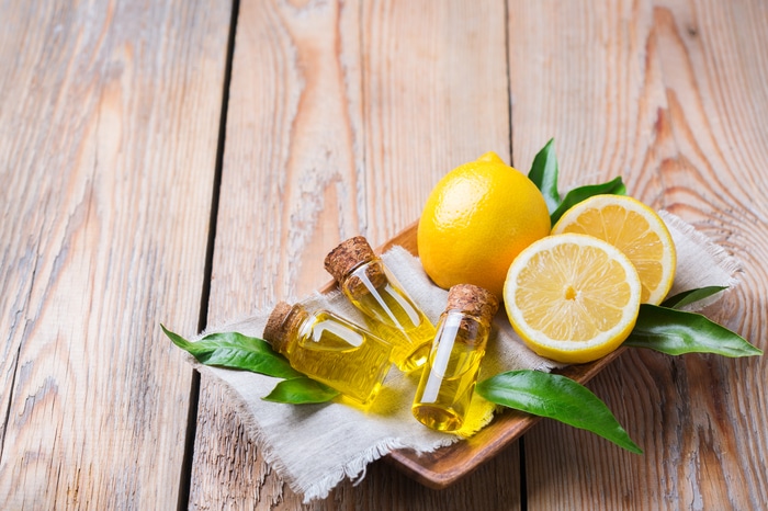 huile essentielle de citron biologique aux feuilles vertes et aux fruits aromathérapie