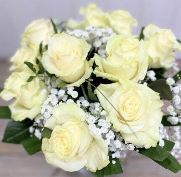 roses blanches. les artisans fleuristes de france