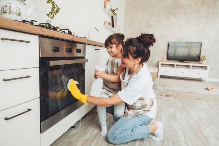 une-petite-fille-et-sa-mère-nettoient-la-cuisine