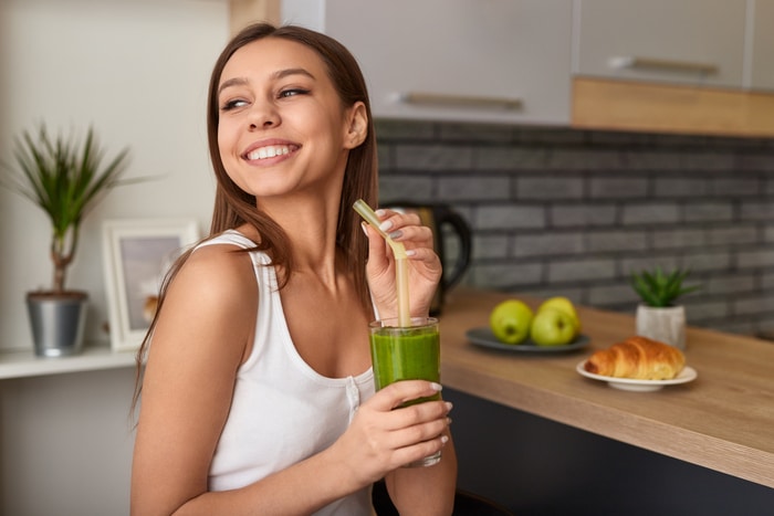  femme-joyeuse-appréciant-detox-smoothie