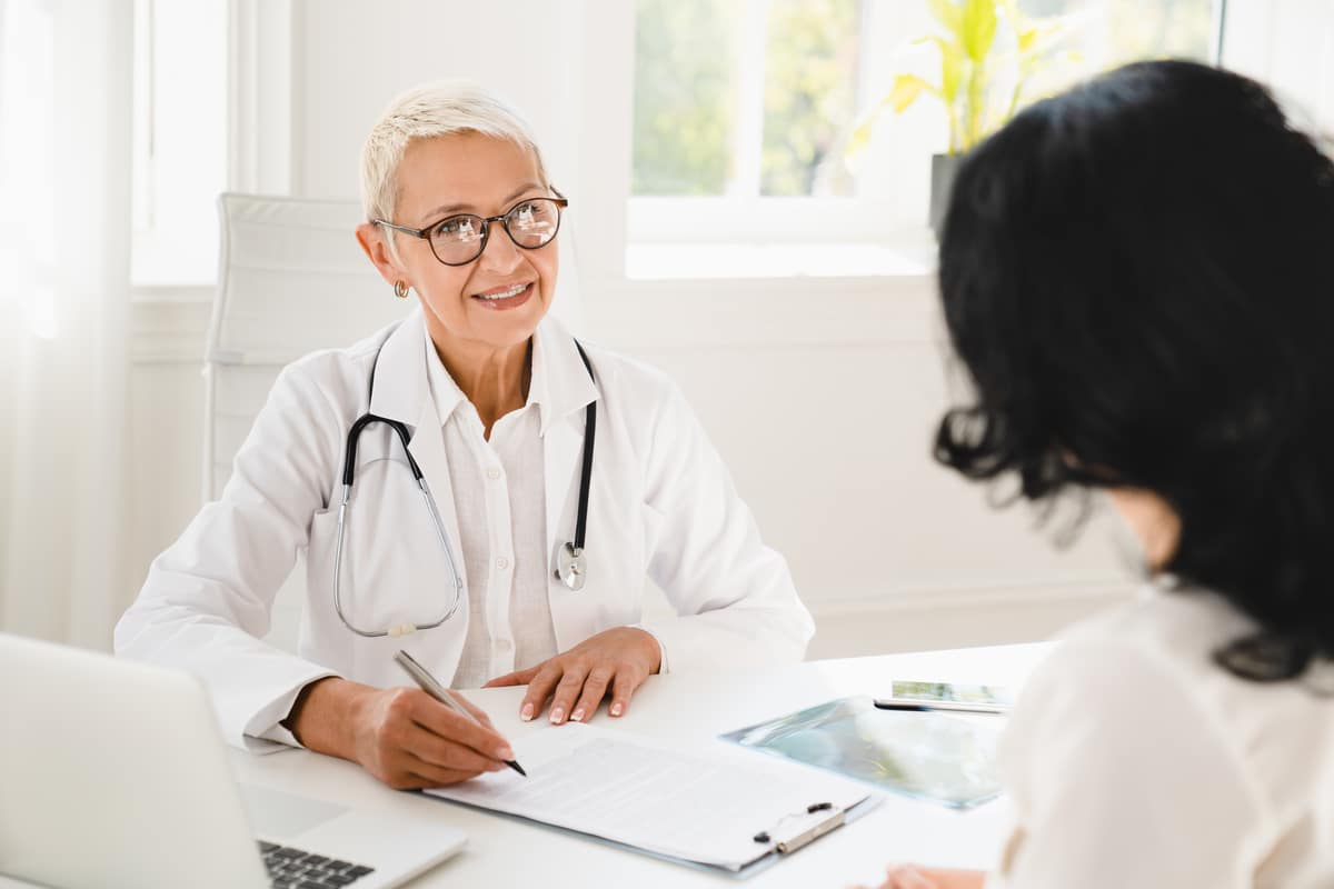 gynécologue-prescripteur-de-médicaments-assurance-santé