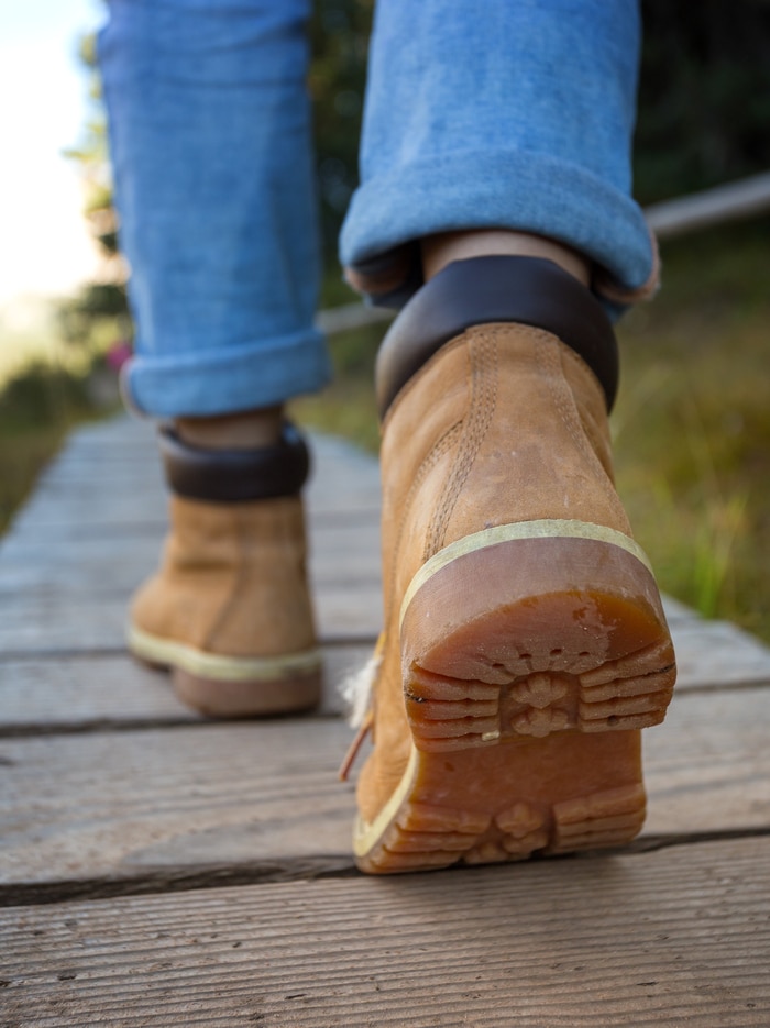 bottines femme avec un jean tendance marche