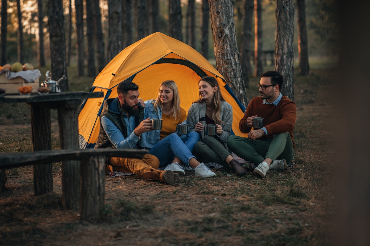 camping entre jeunes anmis. équipement gadgets pour camping, randonnée, loisirs nature, aventures