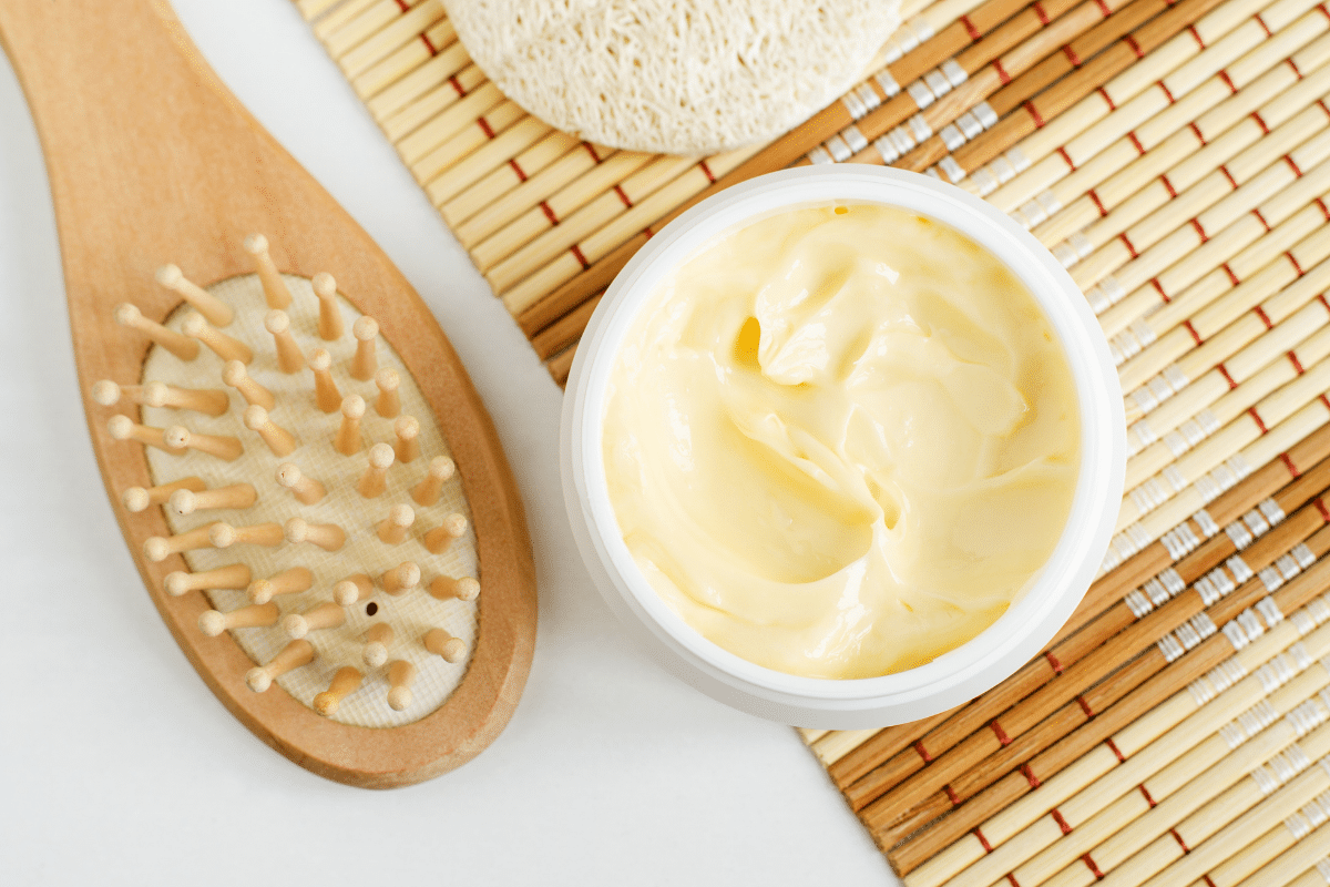 produit masque capillaire blond et brosse à cheveux beige