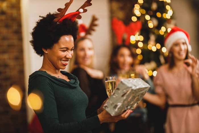 Femme afro-américaine recevant un cadeau de noel