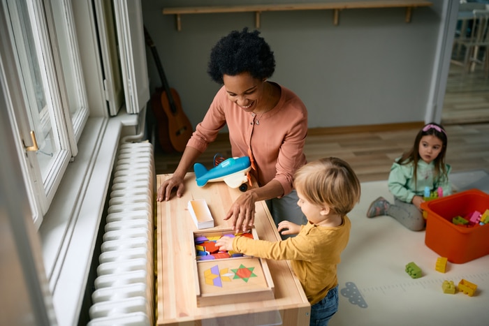 femme apprend à jouer à un enfant cadeaux jouets bébé