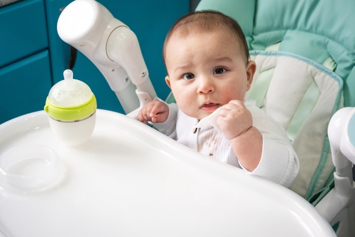 Le bébé mange au biberon à la table d'alimentation puériculture