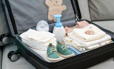 partir en vacances avec bébé valise avec biberon et tire lait