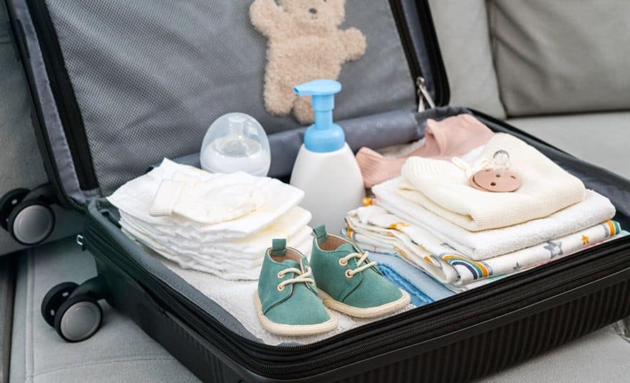 partir en vacances avec bébé valise avec biberon et tire lait