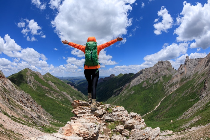 Femme randonneuse a réussi sa randonnée Ardèche 