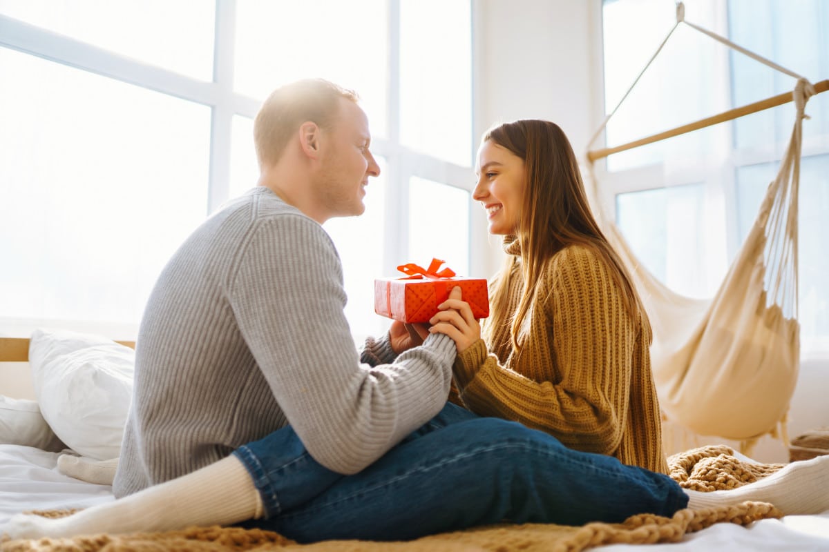 échange de cadeaux à la saint valentin romantique