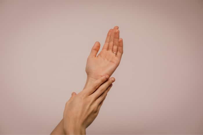 belles mains de femmes après application d'une crème cicatrisante pour mains et pieds