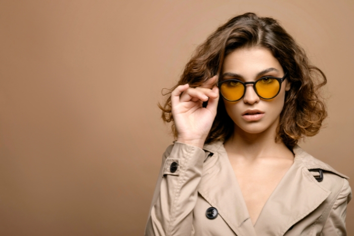 femme fatale porte des lunettes de vue progressifs avec un style classe et chic parisien