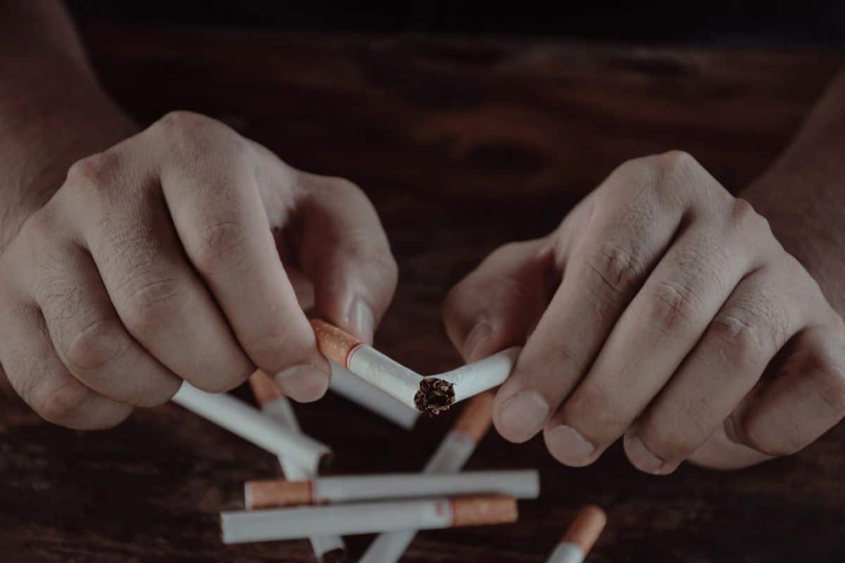 mains qui détruisent des cigarettes, pour arreter de fumer
