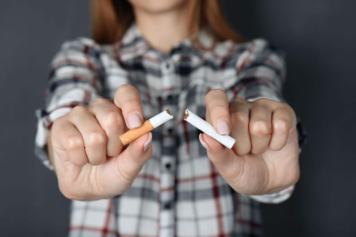 femme qui casse une cigarette, concept d'arreter de fumer