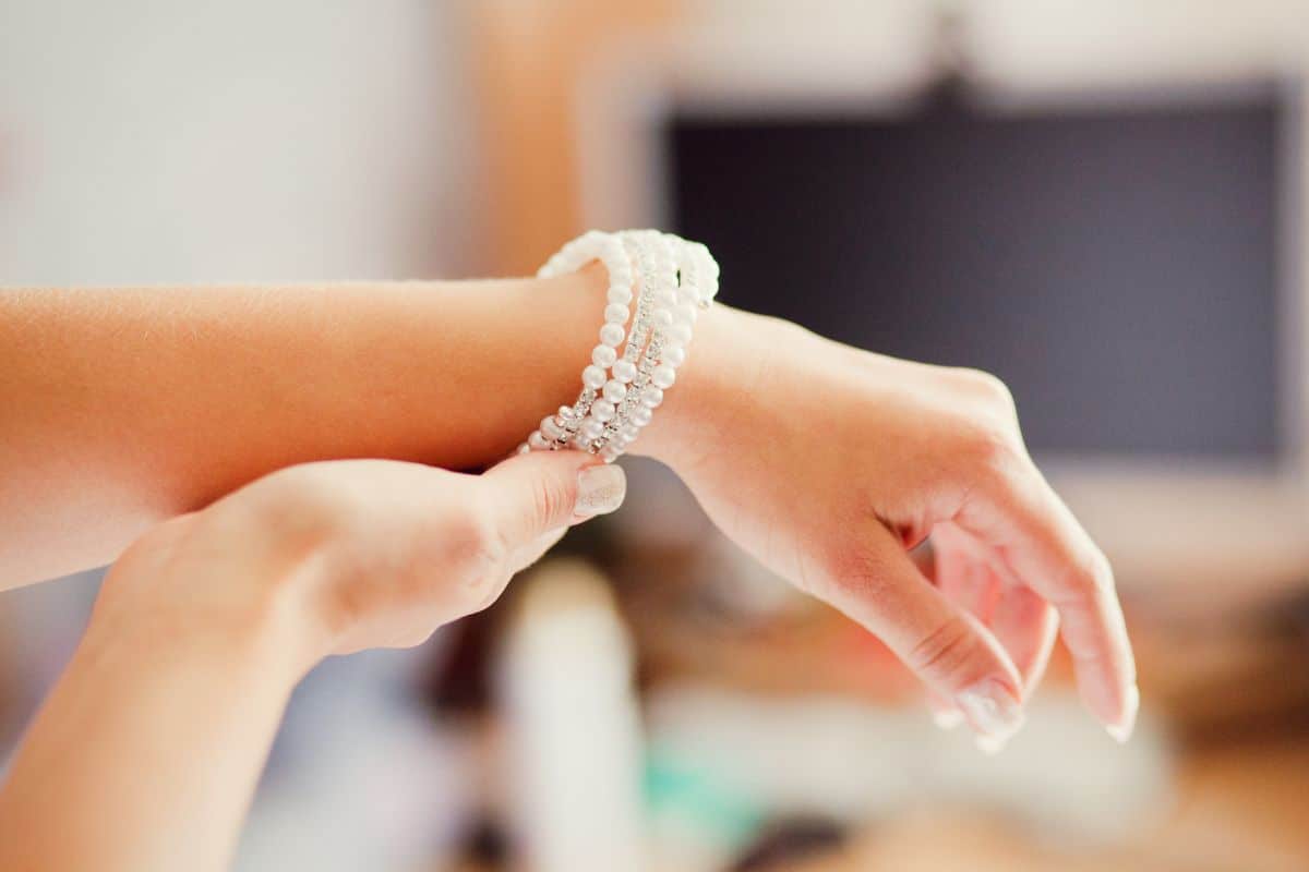 bracelet au poignet d'une belle mariée