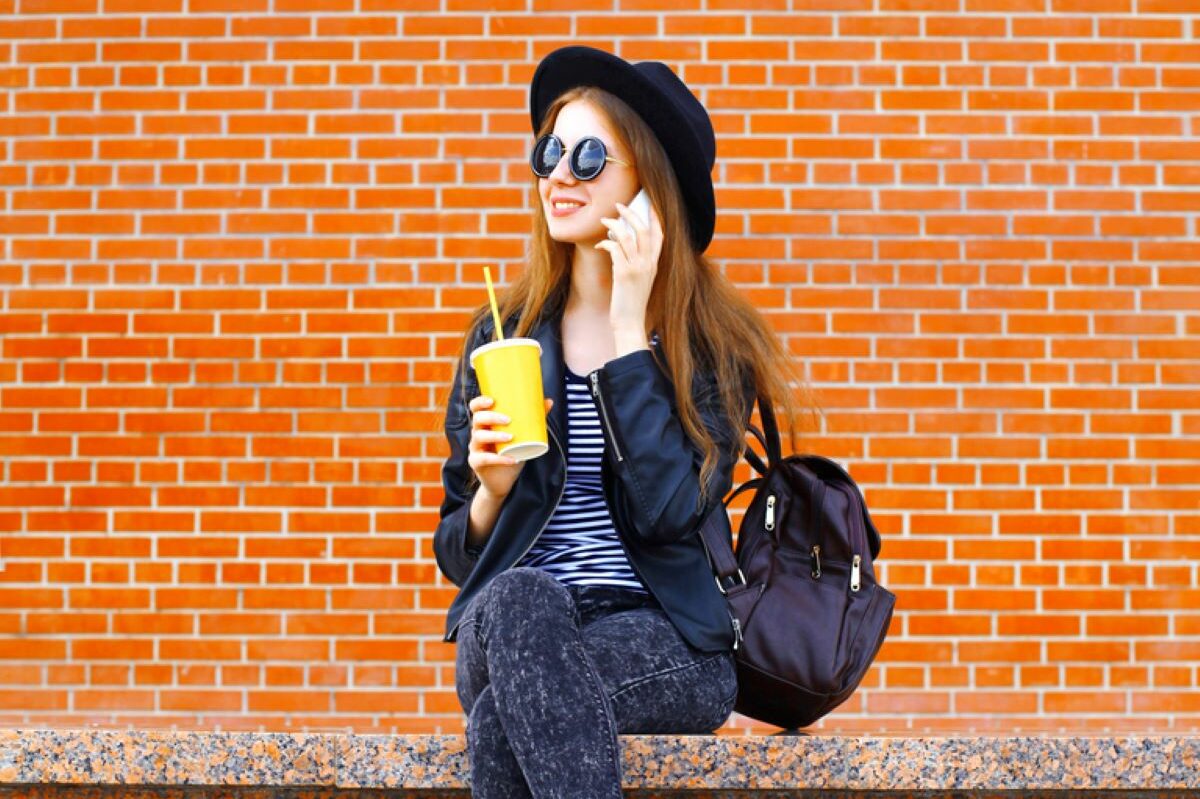 Femme avec un sac a dos tendance