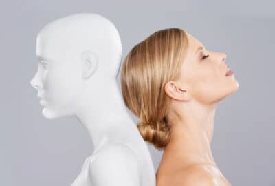 IA et beauté, découvertes, femme et robot