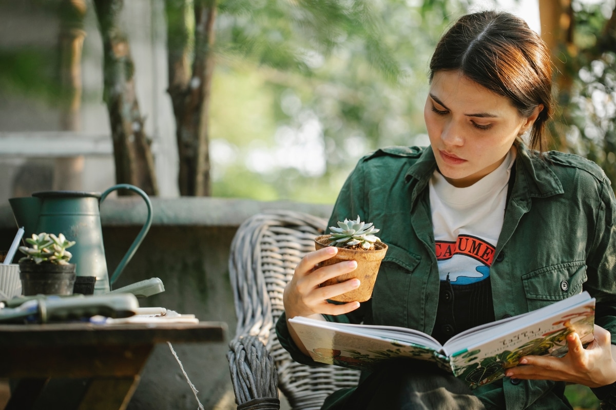 belle femme de détend dans son fauteuil de jardin 