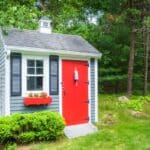 cabane de jardin charmante à fenêtre et porte rouge