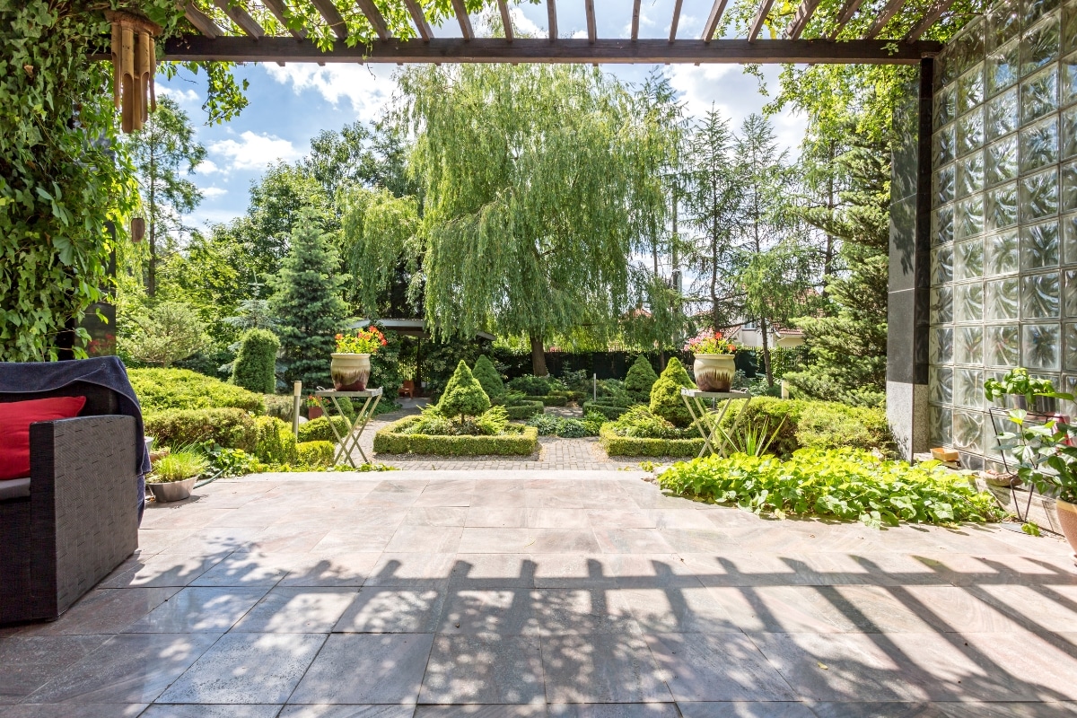 terrasse bien aménagée, tres lumineuse, avec une pergola et de la végetation