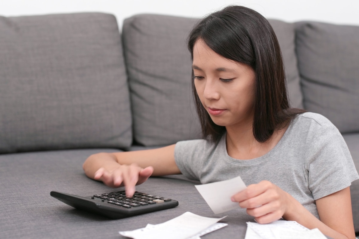 femme asiatique calcule ses dépenses de santé