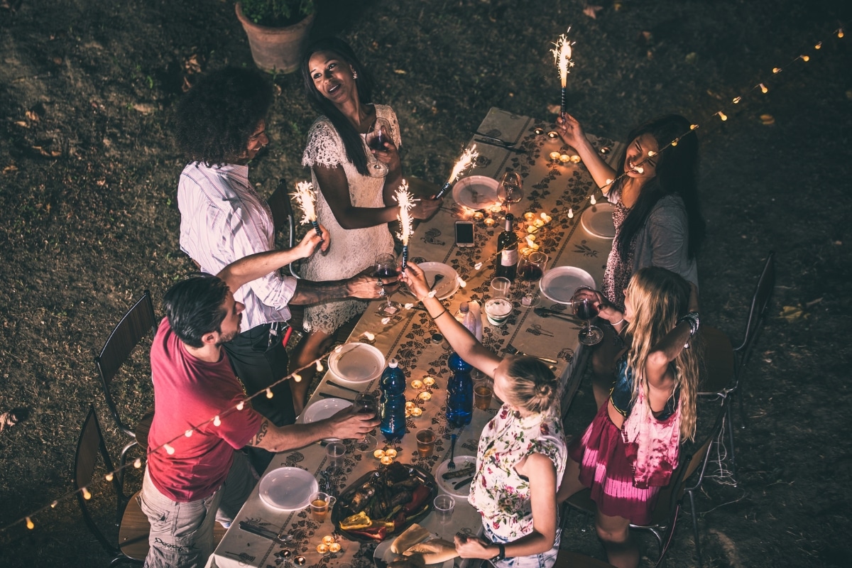 une belle soirée barbecue entre amis la nuit en terrasse