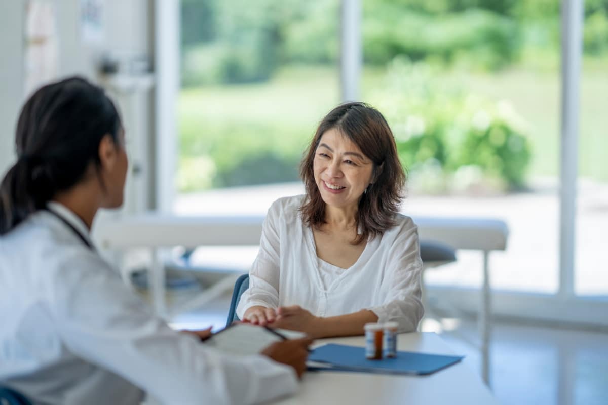 femme asiatique qui consulte son médecin