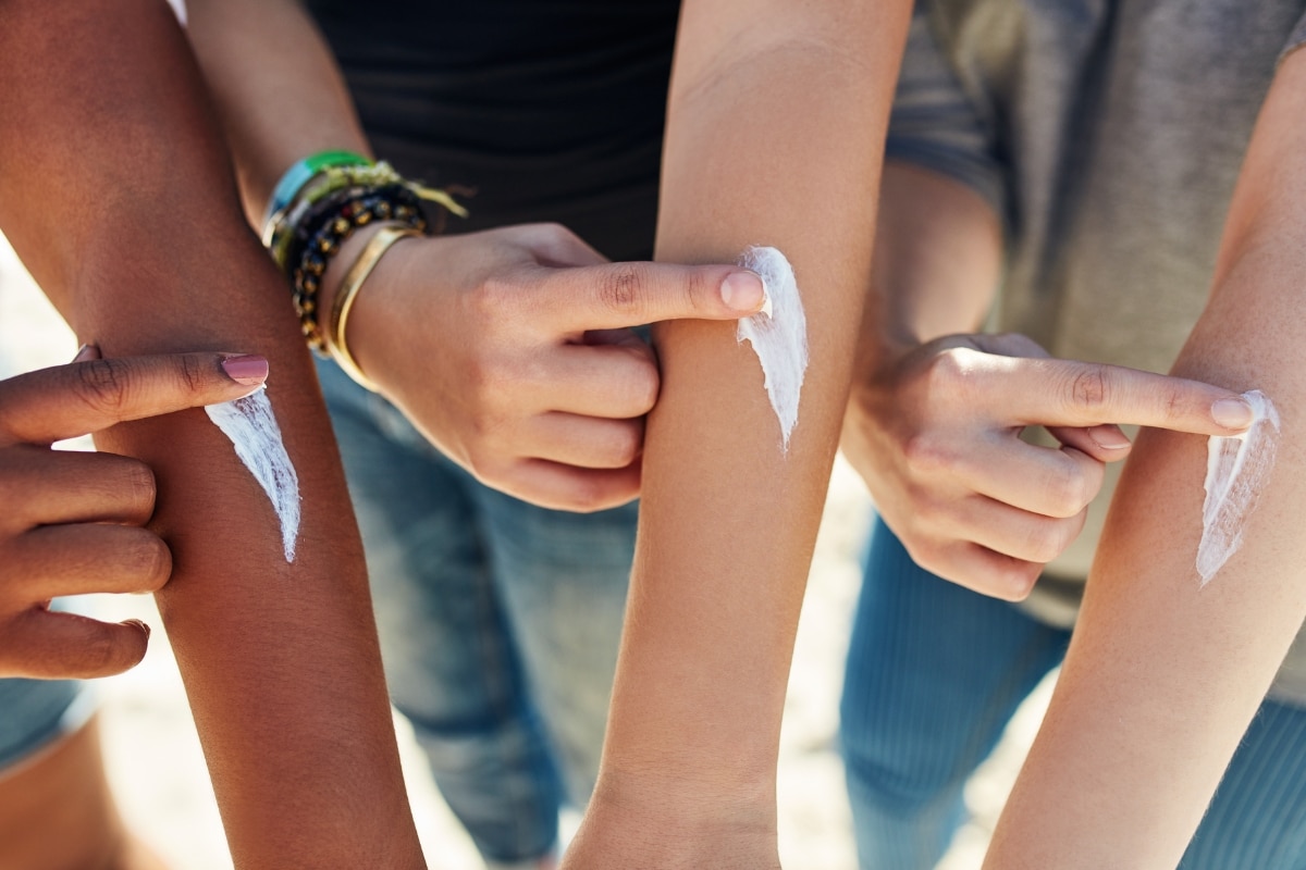 différentes peaux s'appliquent de la creme solaire