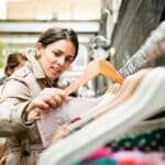 belle femme brune qui chine dans un vide grenier