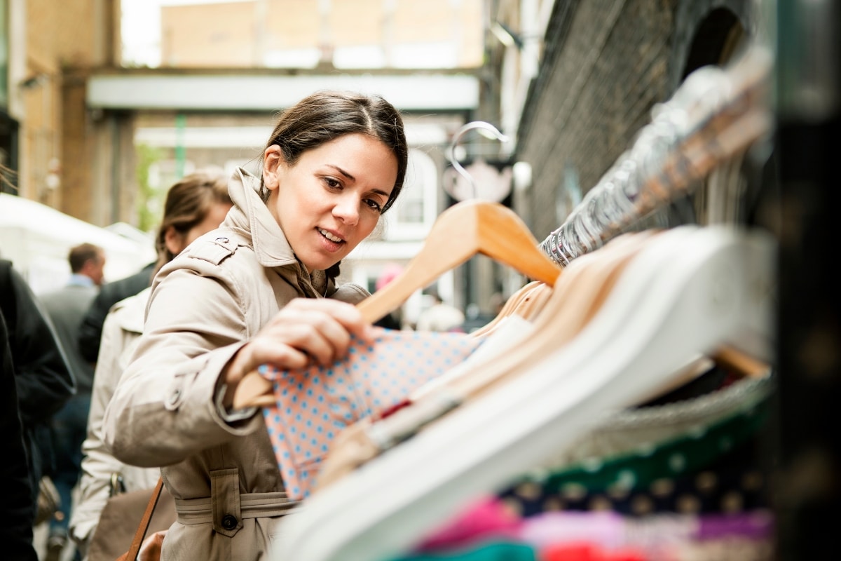 belle femme brune qui chine dans un vide grenier