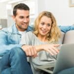 Couple qui choisit une bonne mutuelle pas chere