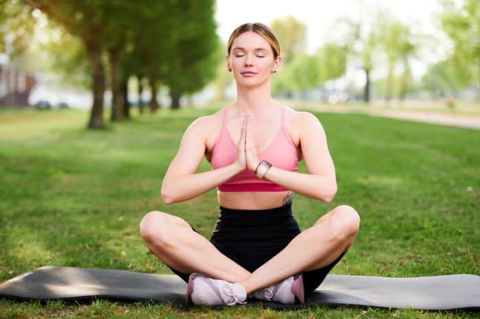 Femme qui fait de la meditation pour arreter de fumer 