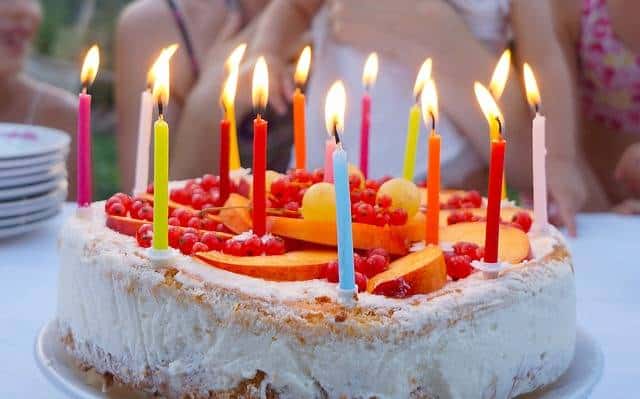 gateau d'anniversaire fete avec des bougies allumées