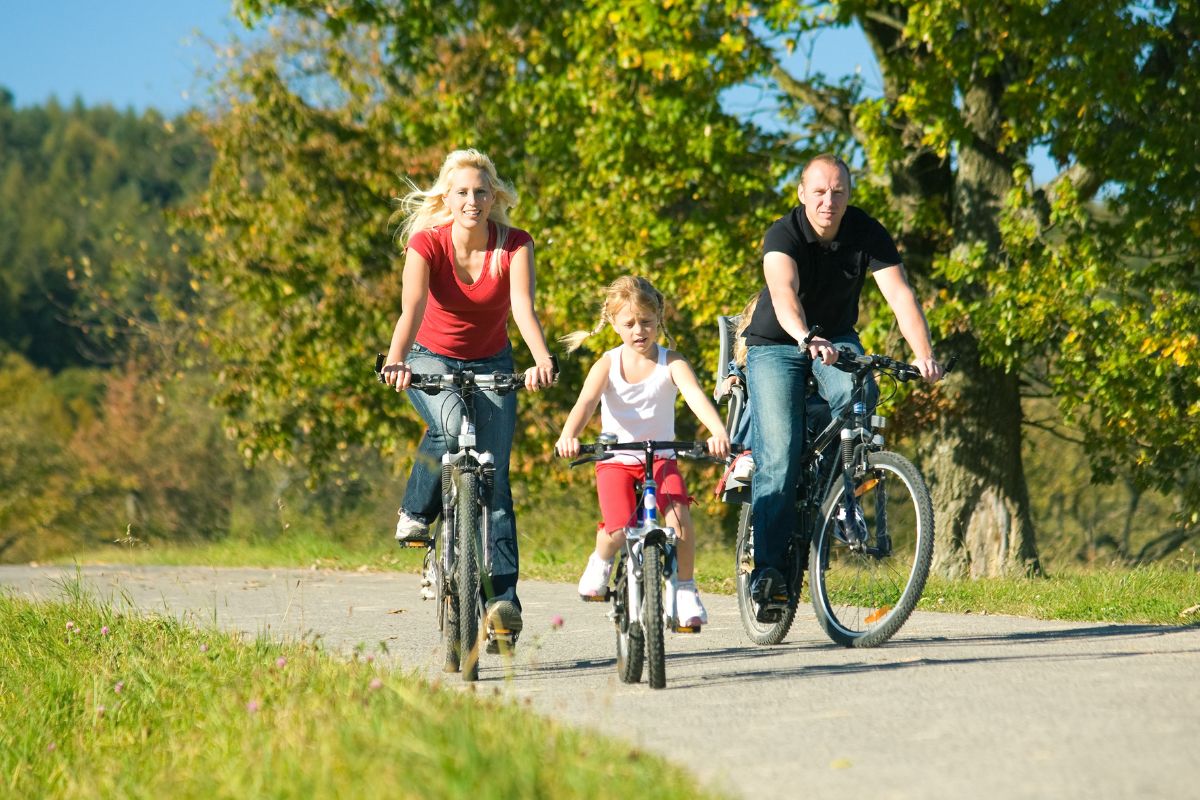 une famille fait du vélo à Toulouse