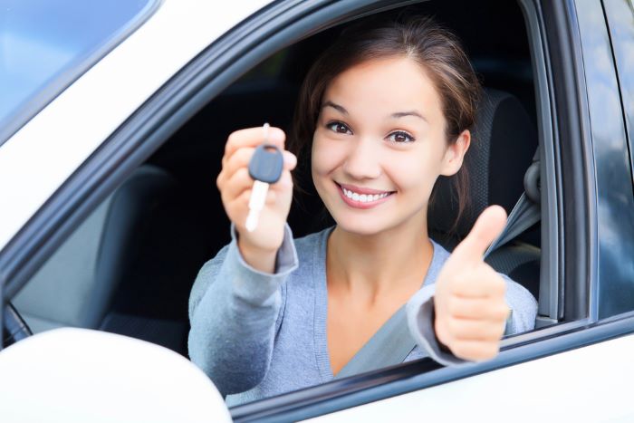 Femme heureuse qui achete une voiture avec un credit auto