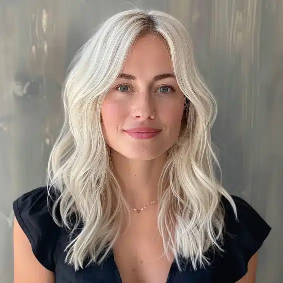 Belle femme blond vanille tendance printemps ete 2024