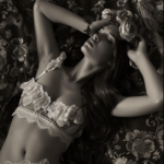 Belle femme en lingerie sexy a dentelles
