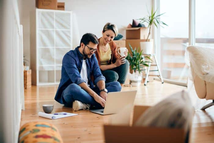 Couple qui choisit un credit en ligne grace a une calculettre credit pour financer les travaux