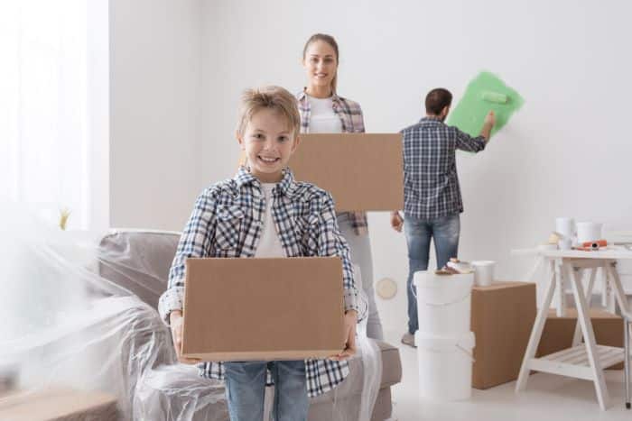 Famille sereine demenageant dans leur nouvelle maison et ayant souscrit une bonne assurance habitation