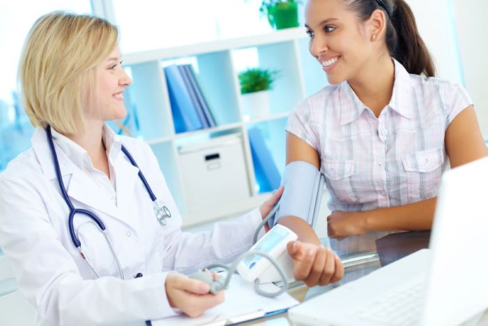 Femme qui consulte un medecin et qui a choisi une bonne complementaire sante